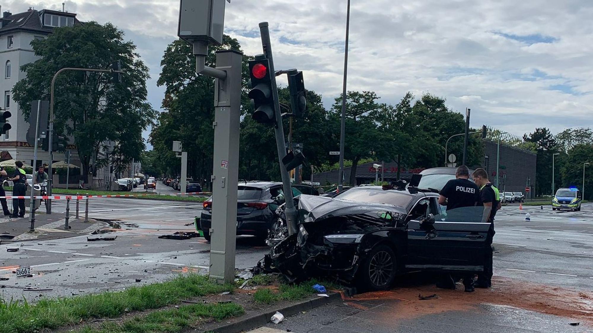 Endstation Ampelmast: Auf der Flucht vor der Polizei rammte der Unfallverursacher ein Auto mit einer Familie und raste gegen eine Ampel.