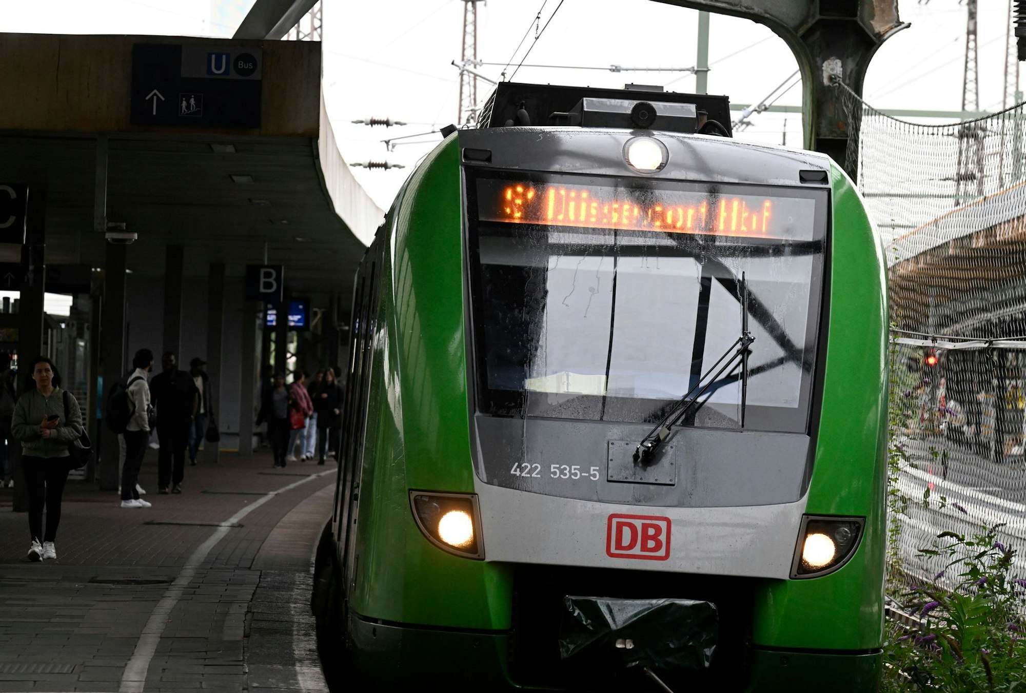 Bei der Bahn hat es innerhalb von zwei Tagen einen dritten mutmaßlich vorsätzlich verursachten Kabelbrand gegeben.