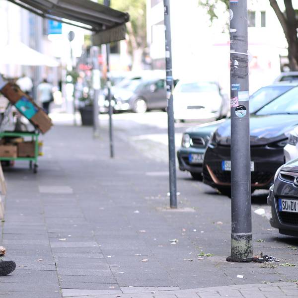 Ein suchtkranker Mensch liegt in einem Hauseingang an der Thieboldsgasse.