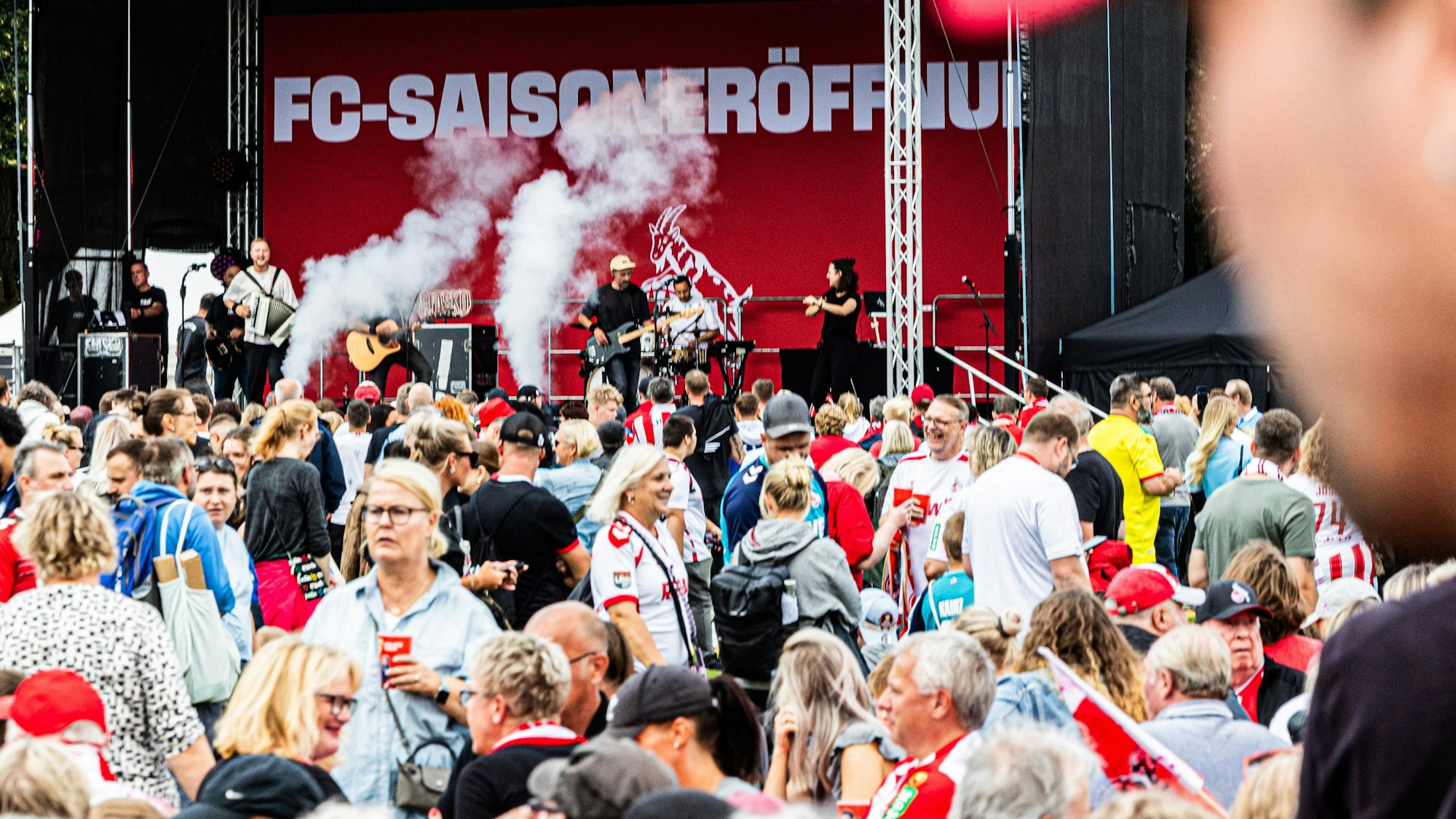 Tausende FC-Fans sahen das Bühnenprogramm, hier der Auftritt von Fiasko.
