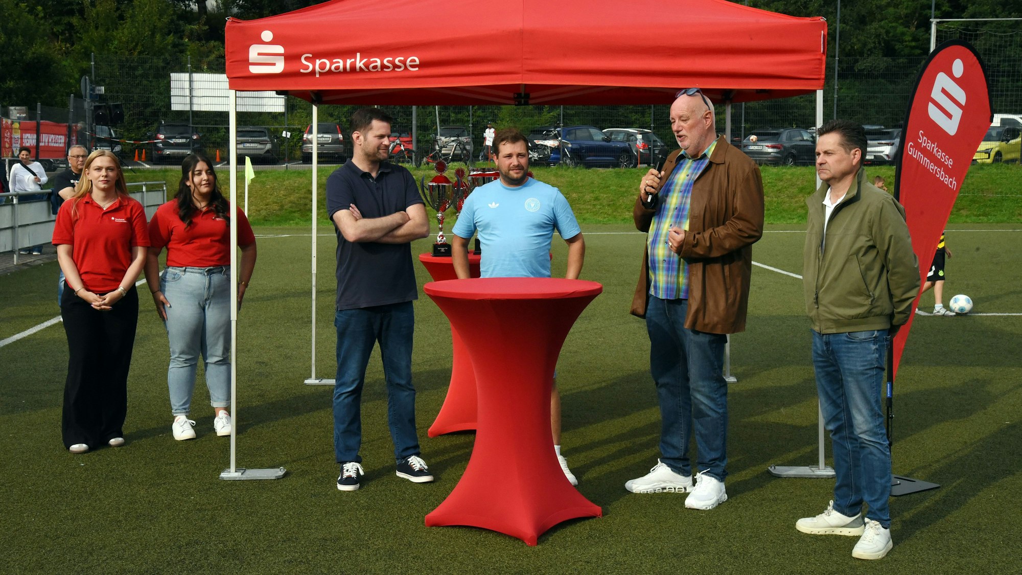 Frank Grebe, Vorstandsvorsitzender der Sparkasse Gummersbach, im Gespräch mit Vertretern der beiden ausrichtenden Vereine und mit Wiehls Bürgermeister Ulrich Stücker.