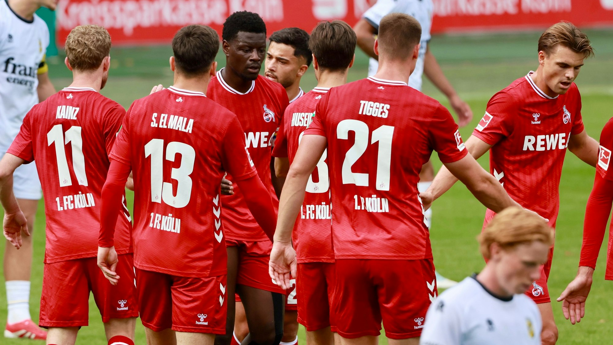 Glückwünsche für Ragnar Ache (Mitte), dem im Testspiel gegen Vitesse Arnheim drei Treffer gelangen.