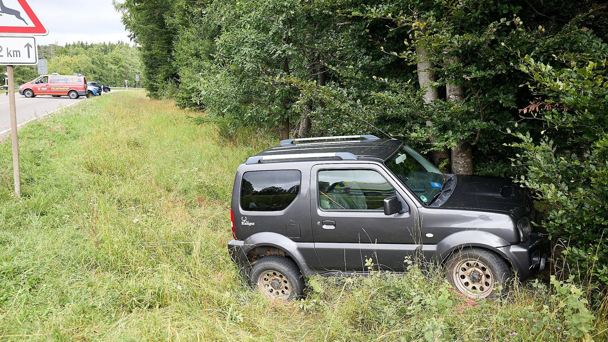 Ein kleiner Suzuki-Geländewagen ist von der Fahrbahn abgekommen und gegen einen Baum geprallt.