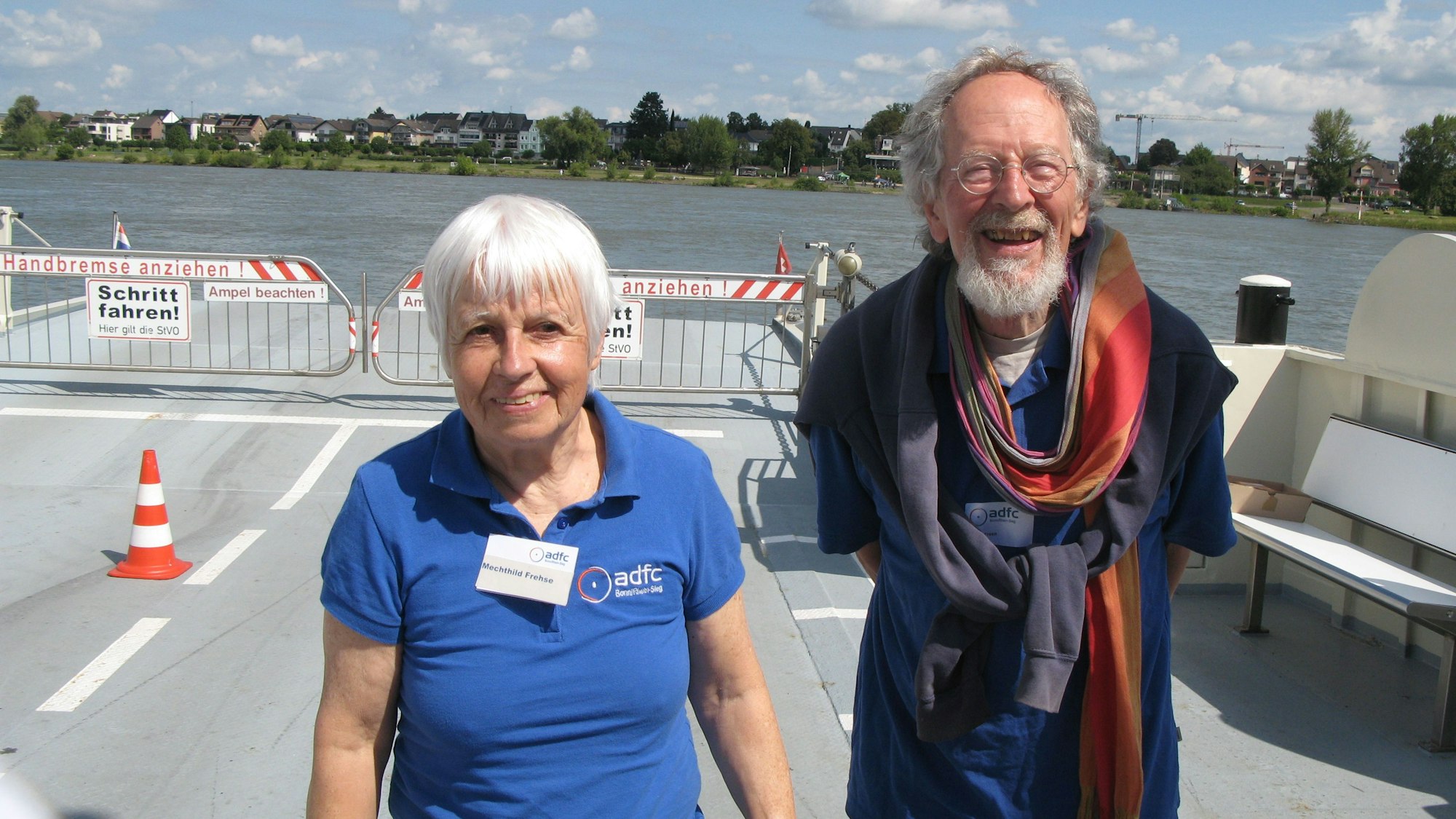 An Bord der Fähre zwischen Mondorf und Graurheindorf begrüßten Mechthild und Erich Frehse im Namen des ADFC die Radfahrenden.