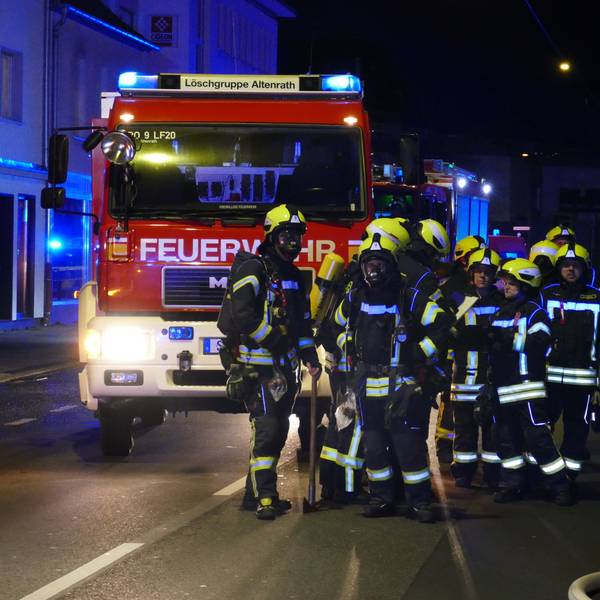 Feuerwehrleute der Troisdorfer Feuerwehr löschten bis zum frühen Sonntagmorgen einen Brand bei der RSAG in Troisdorf. (Archivfoto).