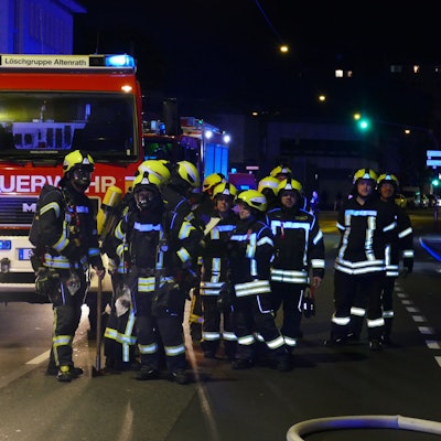 Feuerwehrleute der Troisdorfer Feuerwehr löschten bis zum frühen Sonntagmorgen einen Brand bei der RSAG in Troisdorf. (Archivfoto).