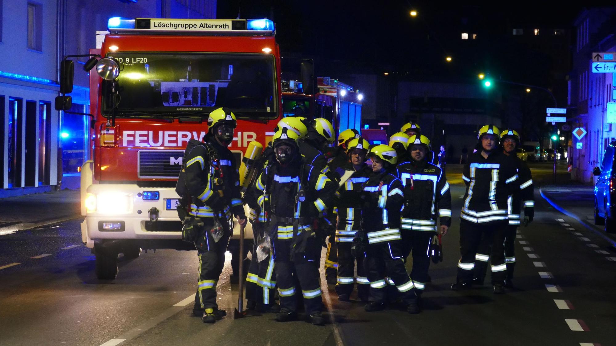 Feuerwehrleute der Troisdorfer Feuerwehr löschten bis zum frühen Sonntagmorgen einen Brand bei der RSAG in Troisdorf. (Archivfoto).