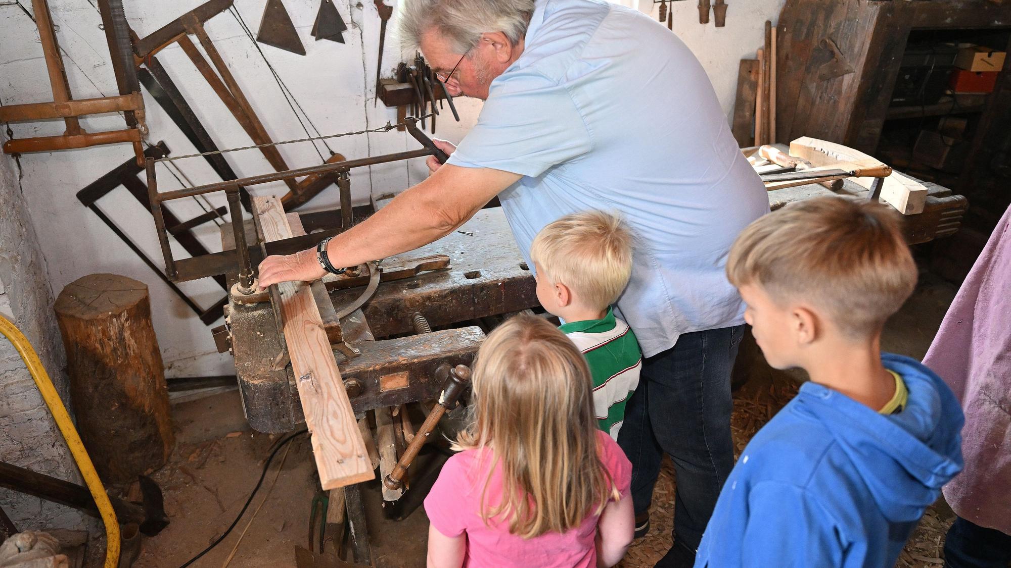 Das Foto zeigt eine Vorführung im Bergischen Museum in Bensberg