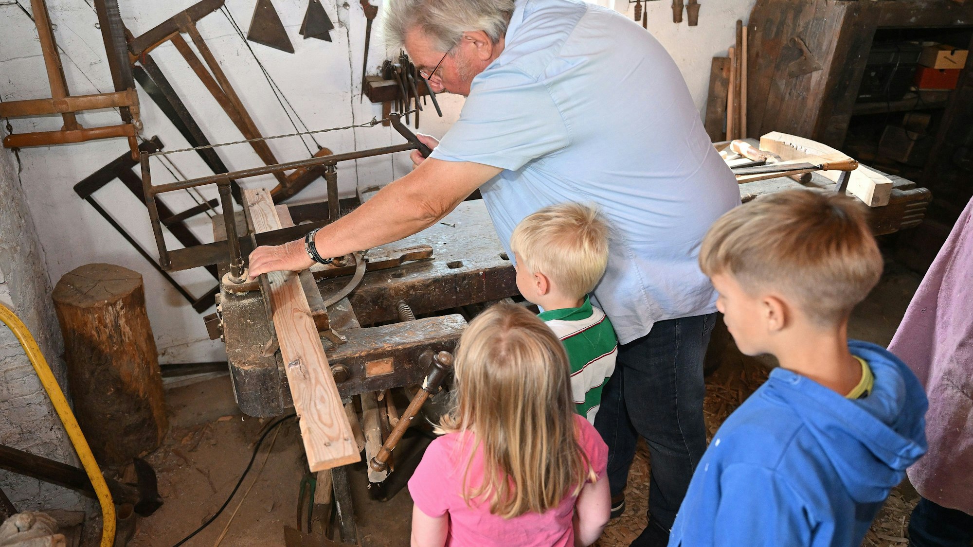 Das Foto zeigt eine Vorführung im Bergischen Museum in Bensberg