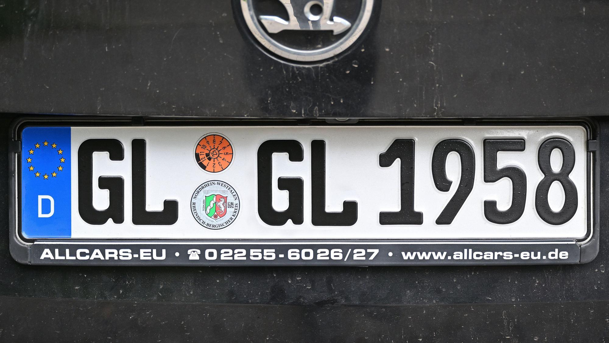 Das Foto zeigt ein Kennzeichen mit GL - GL