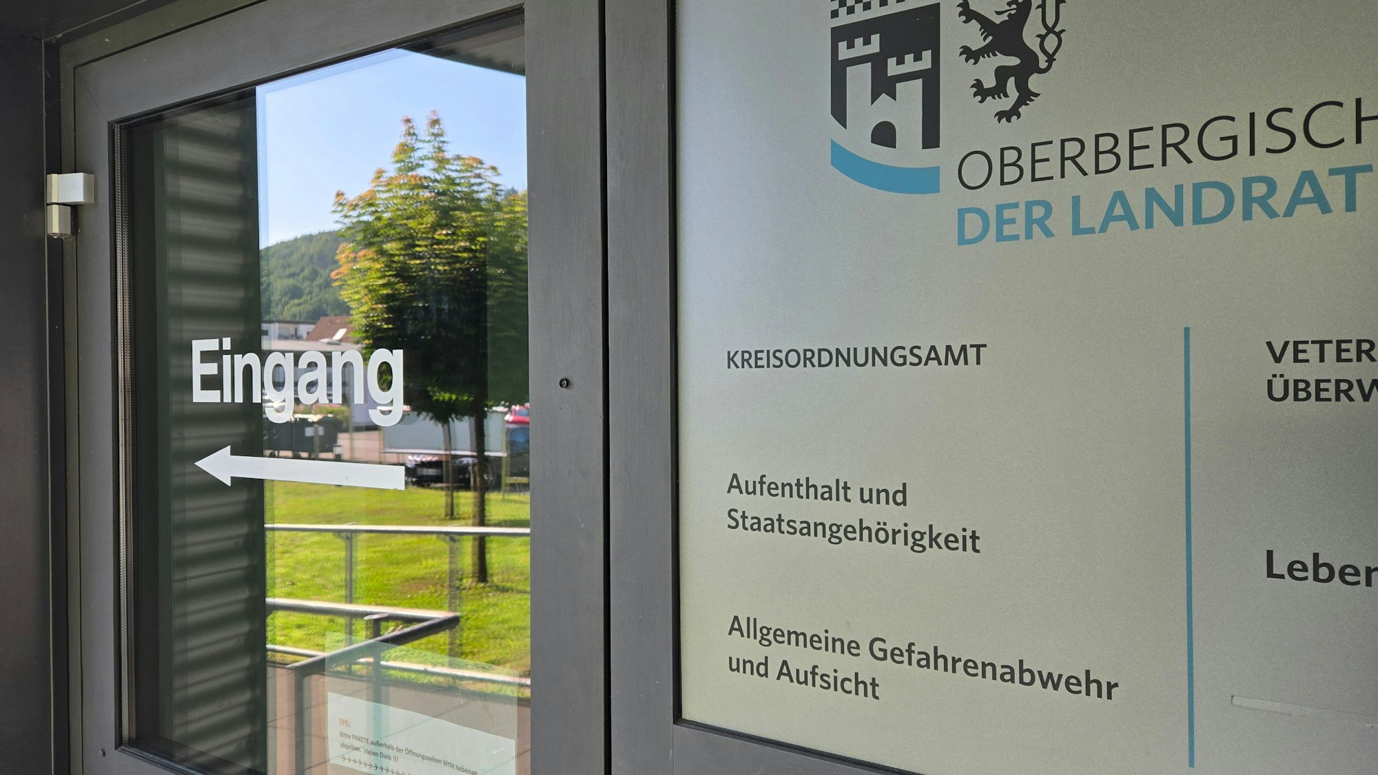 Die Eingangstür der Ausländerbehörde des Oberbergischen Kreises.
