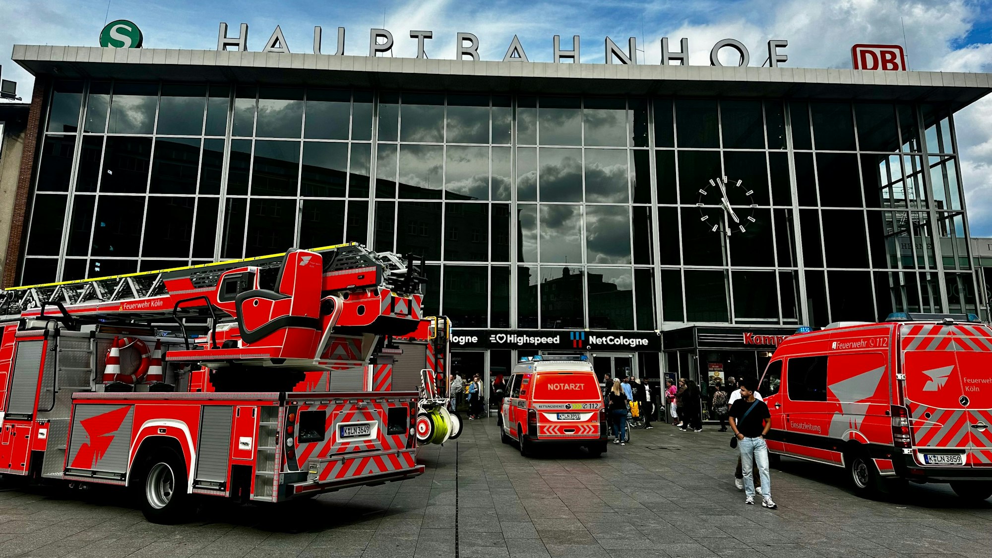 Feuerwehr und Rettungsdienst fuhren für die Rettung des 25-Jährigen vor.