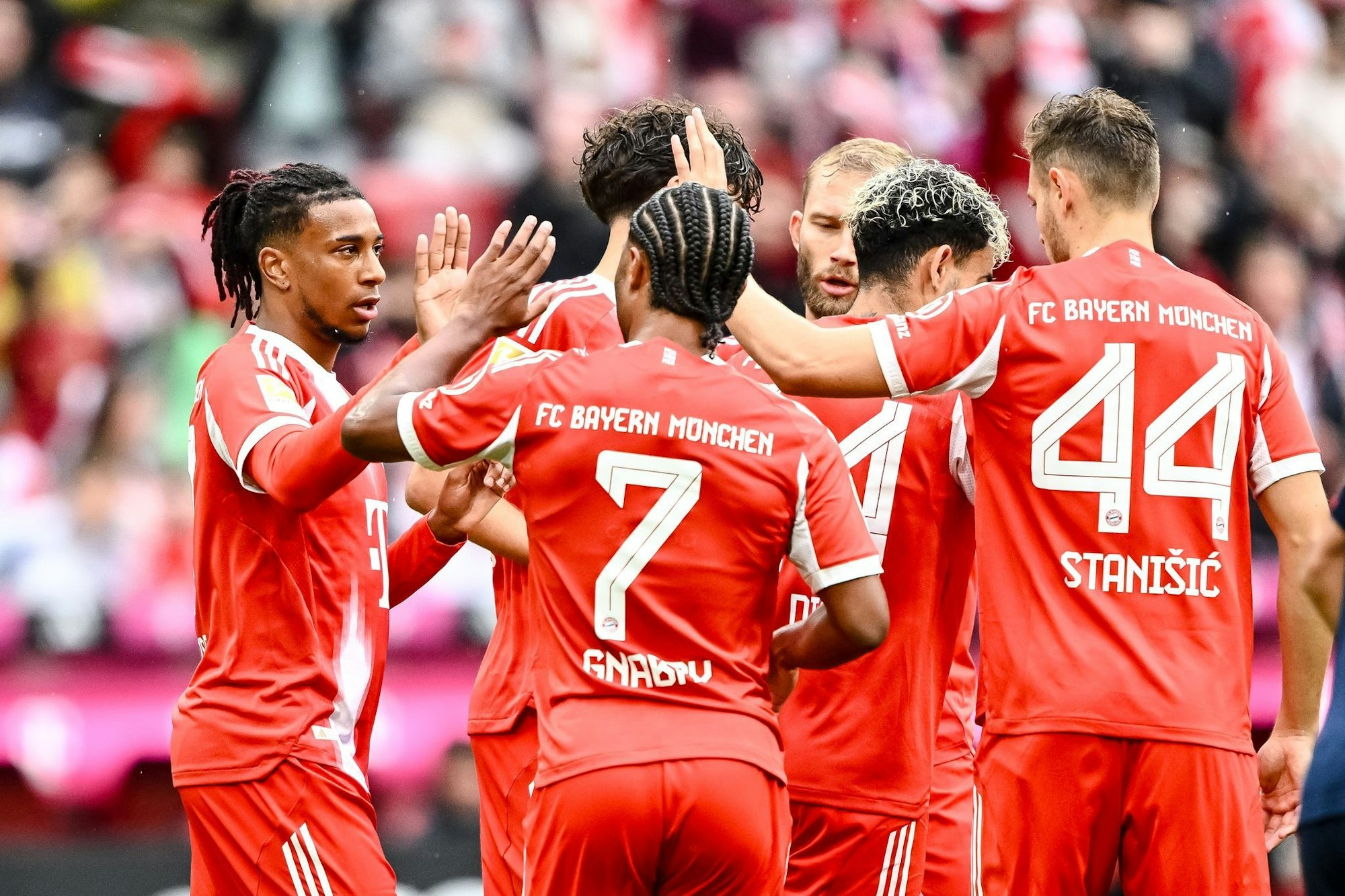 Michael Olise (links) traf gegen Lyon doppelt.