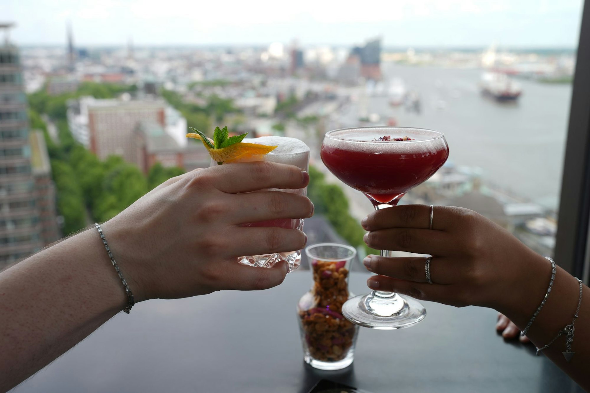 Prost mit Cocktails: Viele berichten einer Umfrage zufolge, dass sie weniger ausgehen und auch weniger ihre Freunde treffen angesichts der Inflation der letzten Jahre.