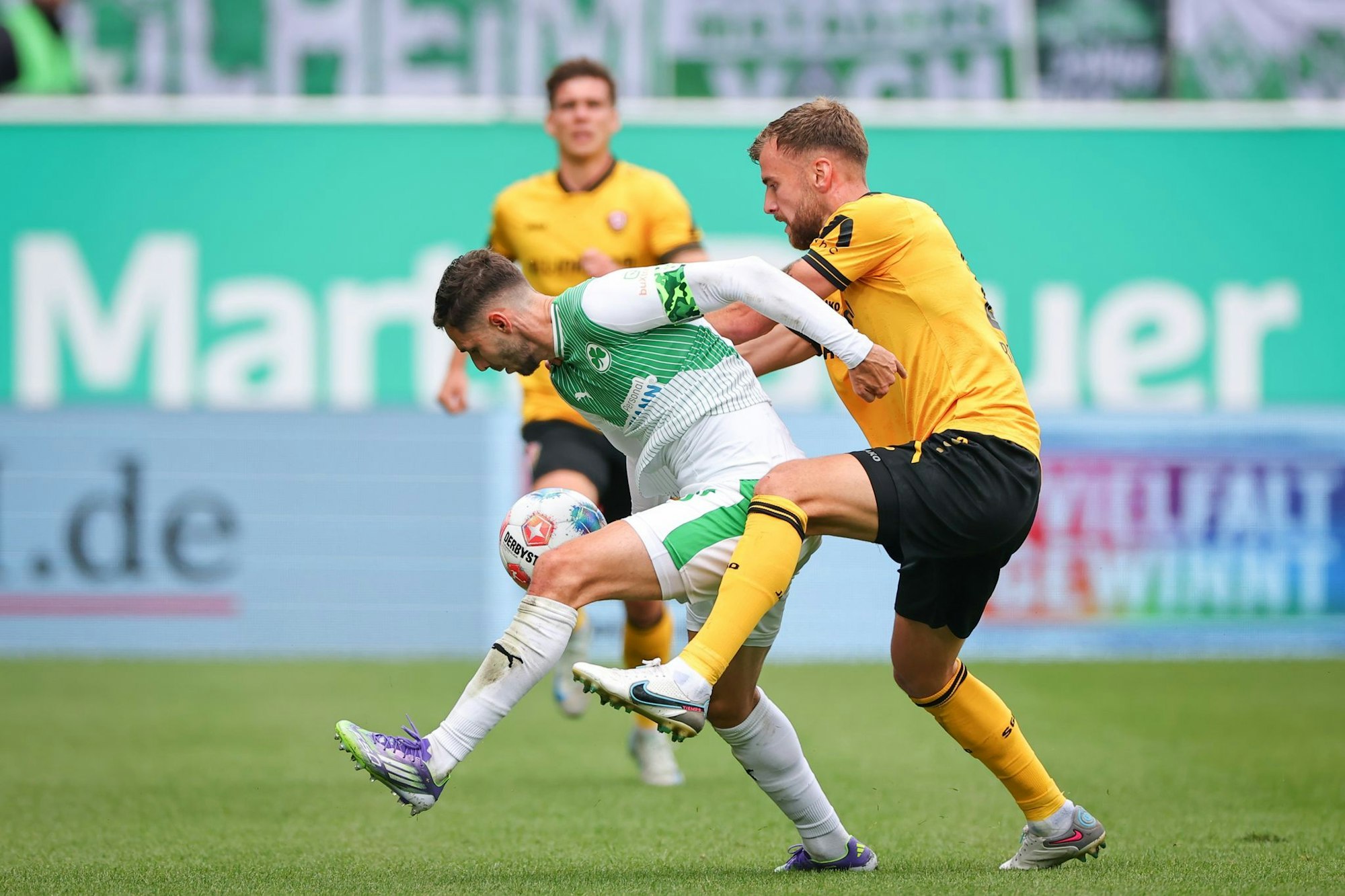 Fürths Branimir Hrgota (links) im Zweikampf mit Lars Bünning von Dynamo Dresden.