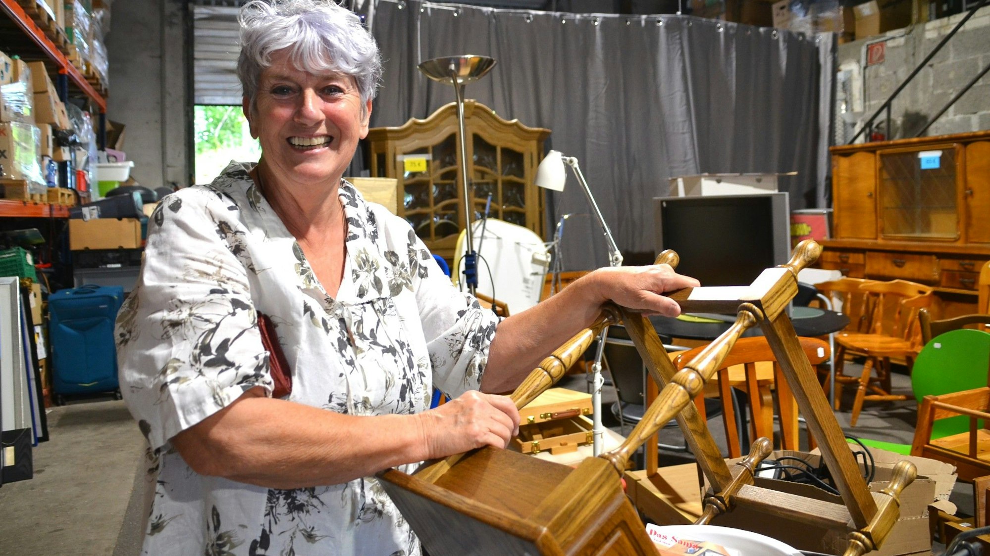 Die Kommode kommt und bereichert fortan die „Rotwein-Lounge“: Edith Nosbach aus Wiehl ist Stammkundin im „Kaufhaus für Alle“ und lässt ihrer Kreativität gerne freien Lauf.