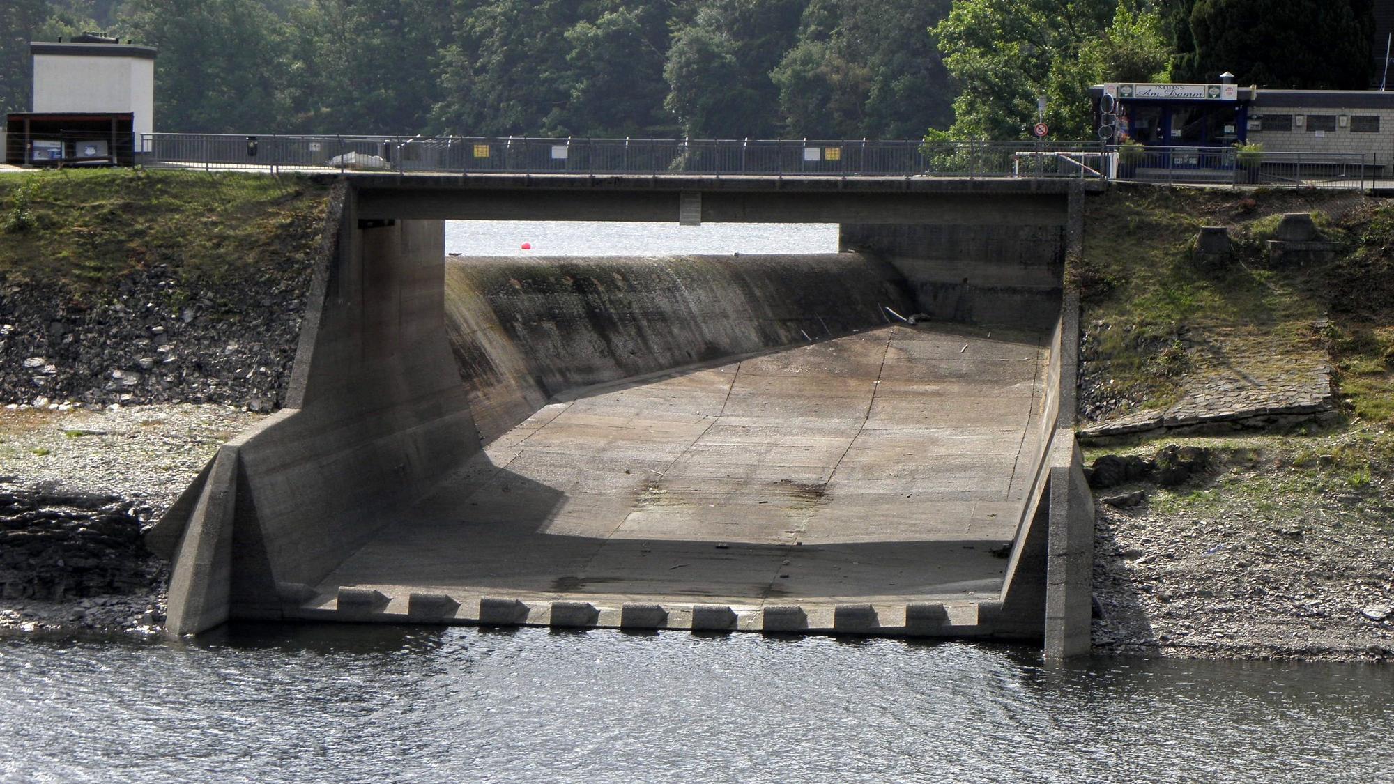 Im Betonbauwerk des Überlaufs am Paulushofdamm in Rurberg strömt kein Wasser.