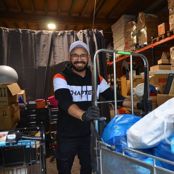 Neue Ware ist angekommen: Gut gelaunt nimmt Hamid Jafari im Waldbröler „Kaufhaus für Alle“ Spende um Spende entgegen.