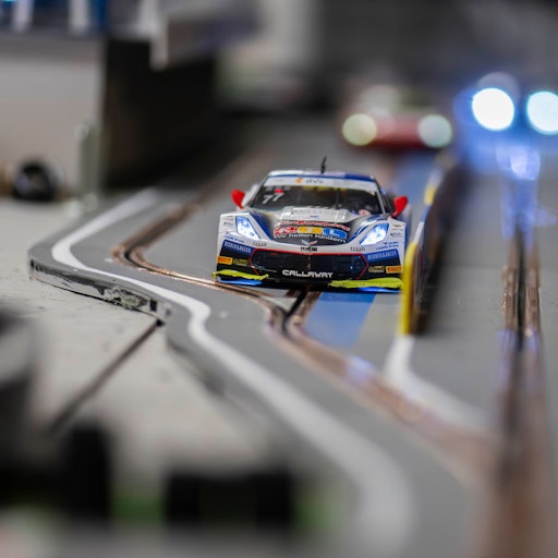 Die Detailaufnahme zeigt ein Slotracecar auf der Rennstrecke eines Vereins in Wüschheim.