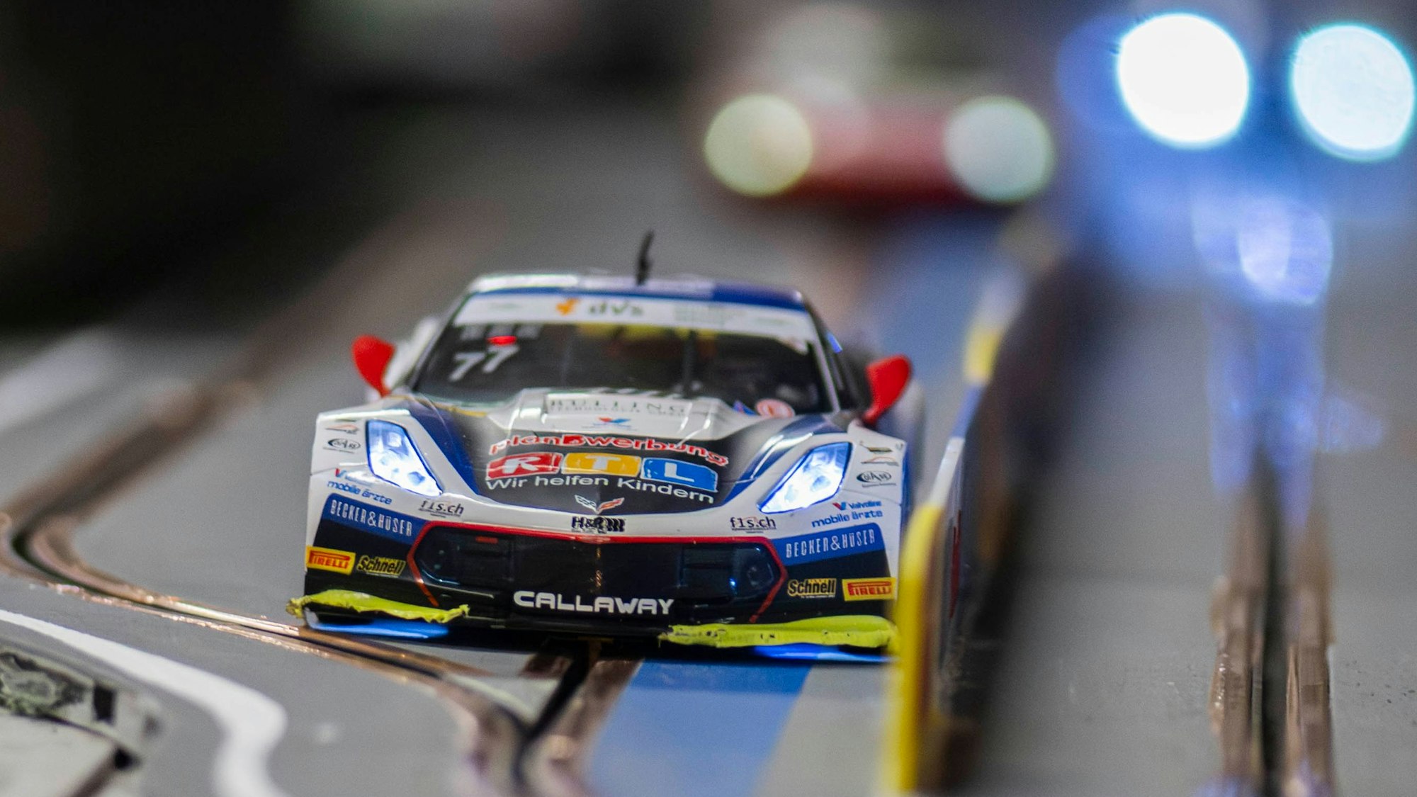 Die Detailaufnahme zeigt ein Slotracecar auf der Rennstrecke eines Vereins in Wüschheim.