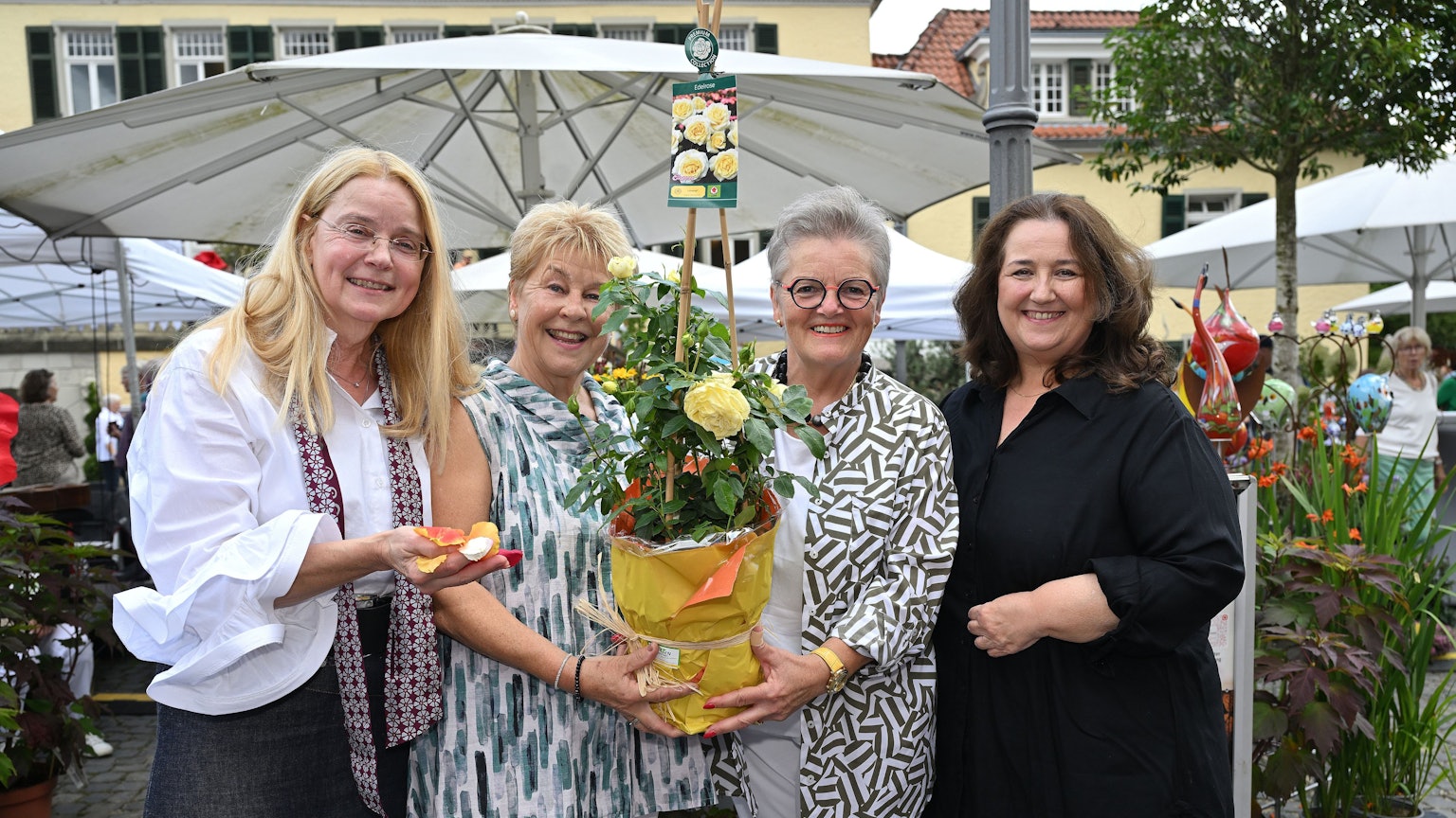 Marina Wittka nahm die Rose entgegen, daneben Elke Günzel, Heidi Meurer und Bondina Schulze.