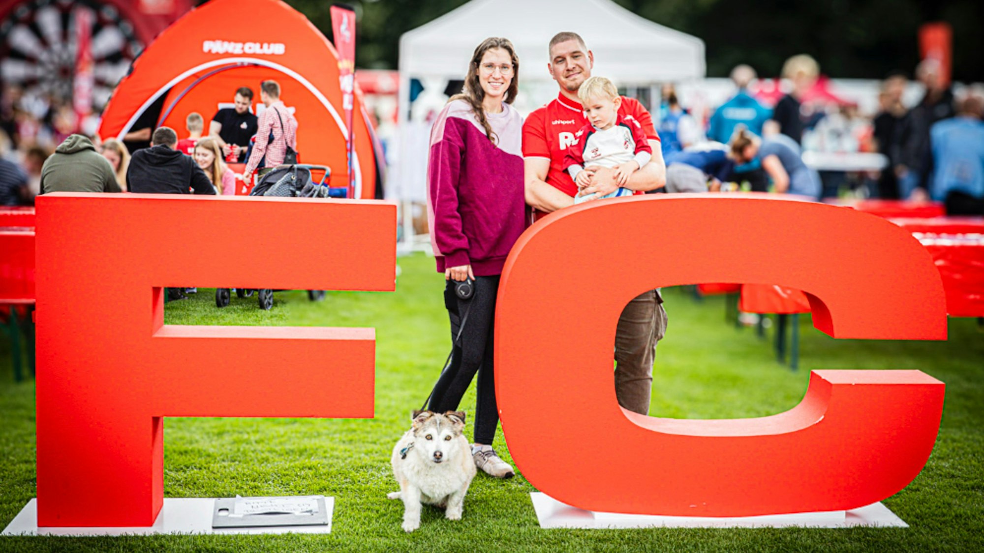 Beliebtes Fotomotiv: Iris und Florian Geißler mit Sohn Luke und Hund Sky an den großen FC-Buchstaben.