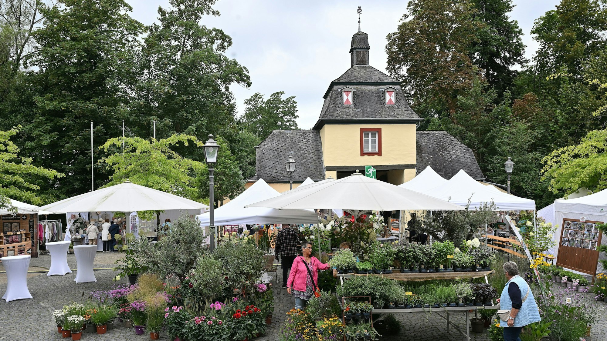 Auf den Innen- und Außenflächen von Schloss Eulenbroich stehen verschiedenen Stände.