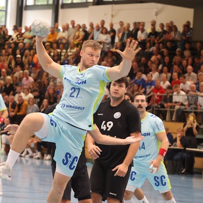 VfL-Handballer Kristjan Horzen bei einem Sprungwurf auf das Tor i Testspiel gegen den Bergischen HC.