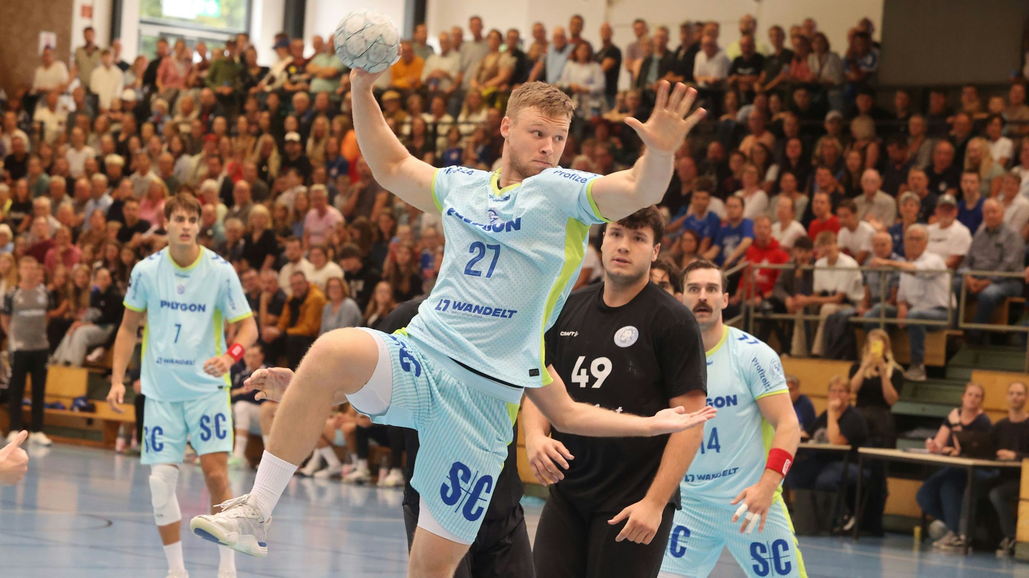 VfL-Handballer Kristjan Horzen bei einem Sprungwurf auf das Tor i Testspiel gegen den Bergischen HC.