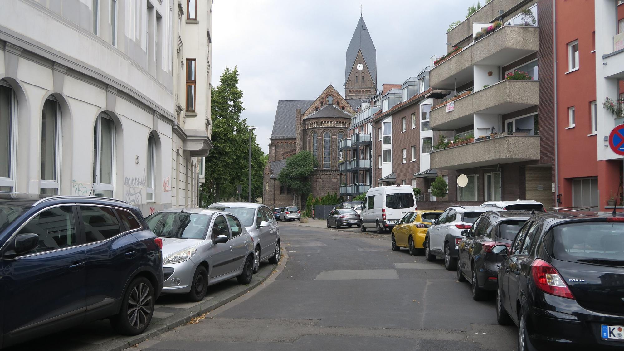 Das ungeordnete Abstellen von Fahrzeugen ist in der Feltenstraße bislang üblich.