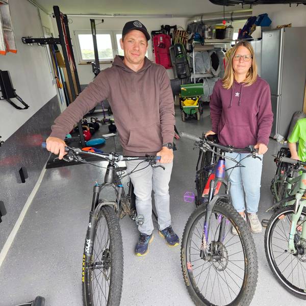 Lukas, Sabrina, Jakob und Paula Herr stehen nebeneinander mit ihren Fahrrädern in einer Garage.