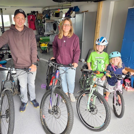 Lukas, Sabrina, Jakob und Paula Herr stehen nebeneinander mit ihren Fahrrädern in einer Garage.