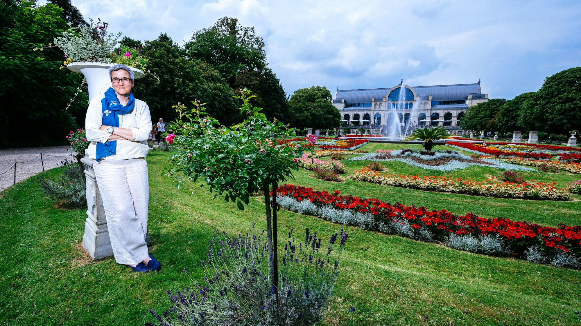 Traumhafter Arbeitsplatz mit großen Herausforderungen: Marina Tsaliki vor dem historischen Barockparterre in der Flora.