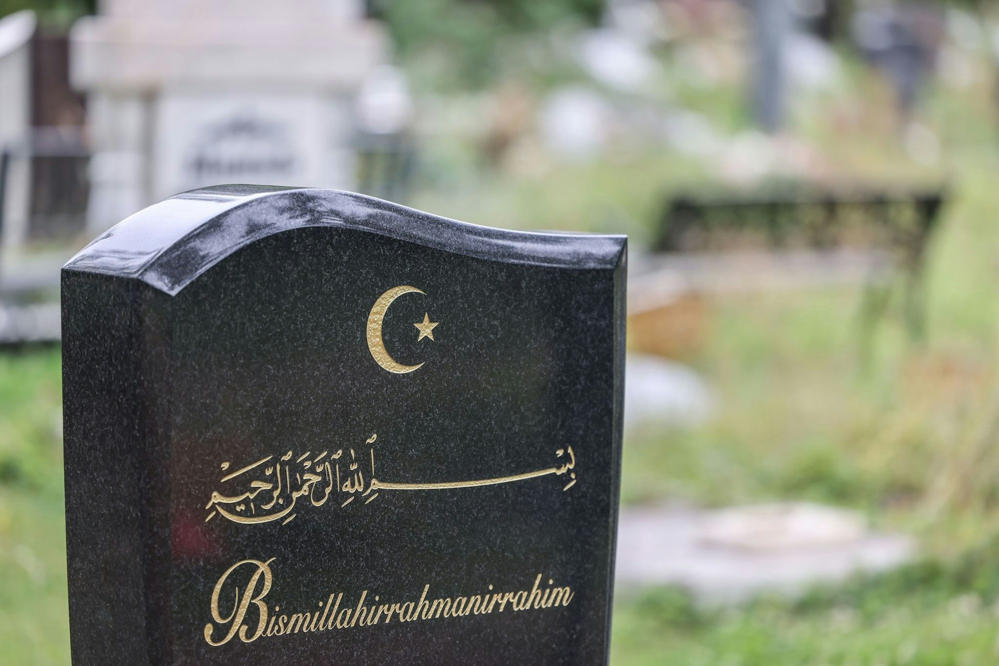 Mehr Muslime lassen sich in Deutschland bestatten - doch die Zahl der Überführungen ins Ausland nach dem Tod bleibt hoch. (Symbolbild)