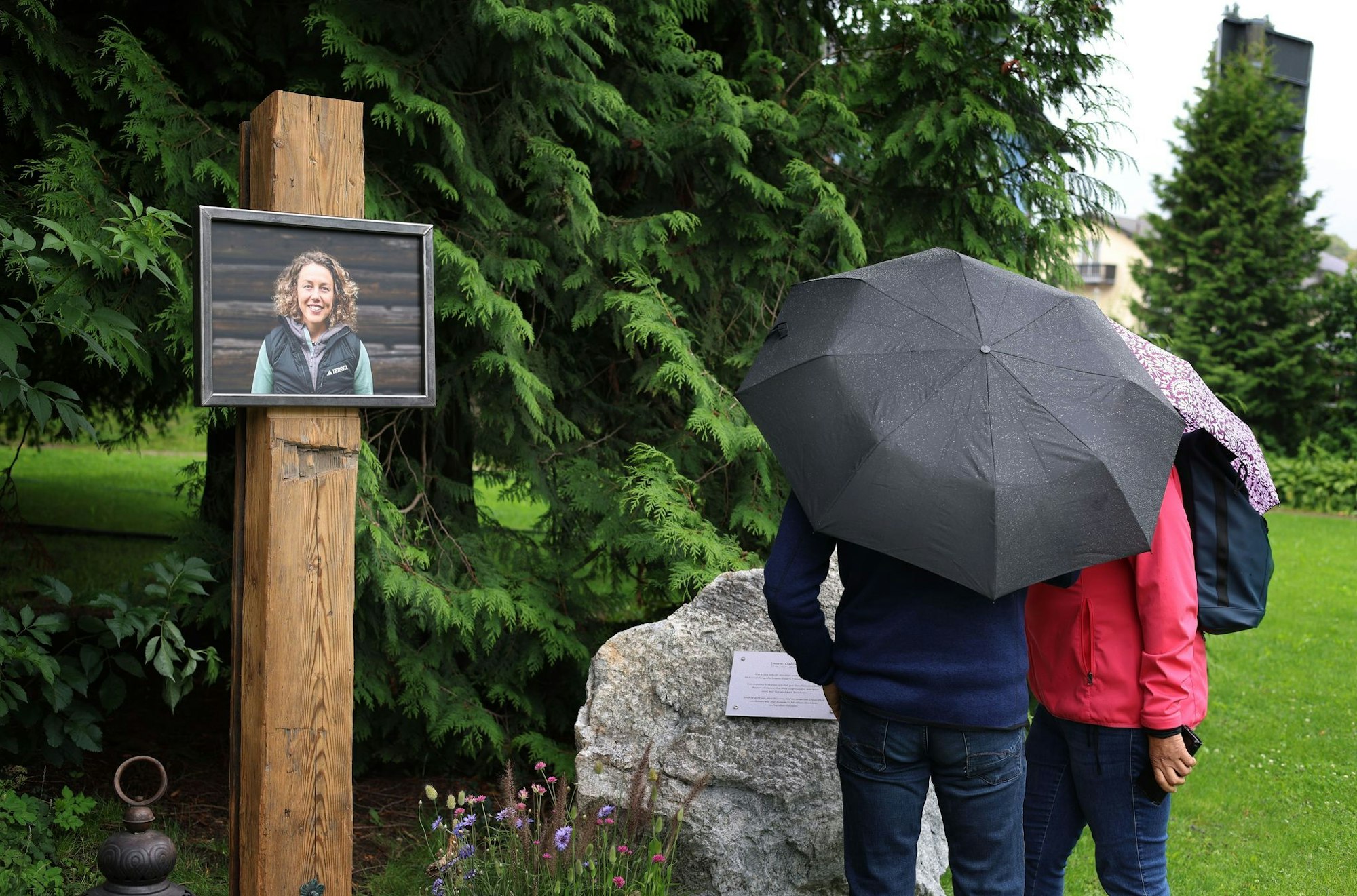 Im Partenkirchener Kurpark wurde schon ein temporärer Gedenkort eingerichtet.