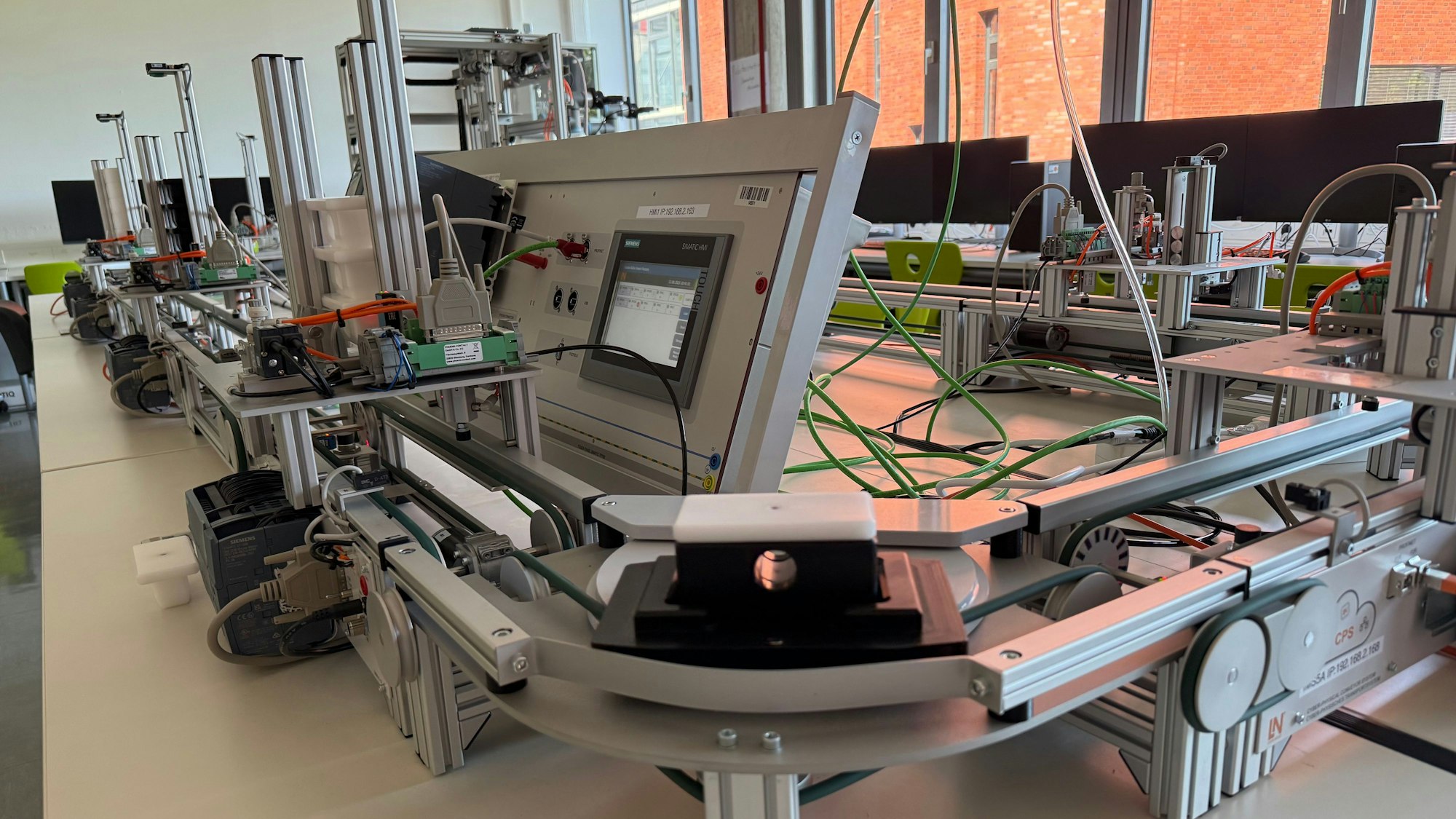 Die Miniatur-Fertigungsanale in einem Klassenzimmer im Berufskolleg in Dieringhausen steht auf vielen zusammengestellten Tischen.