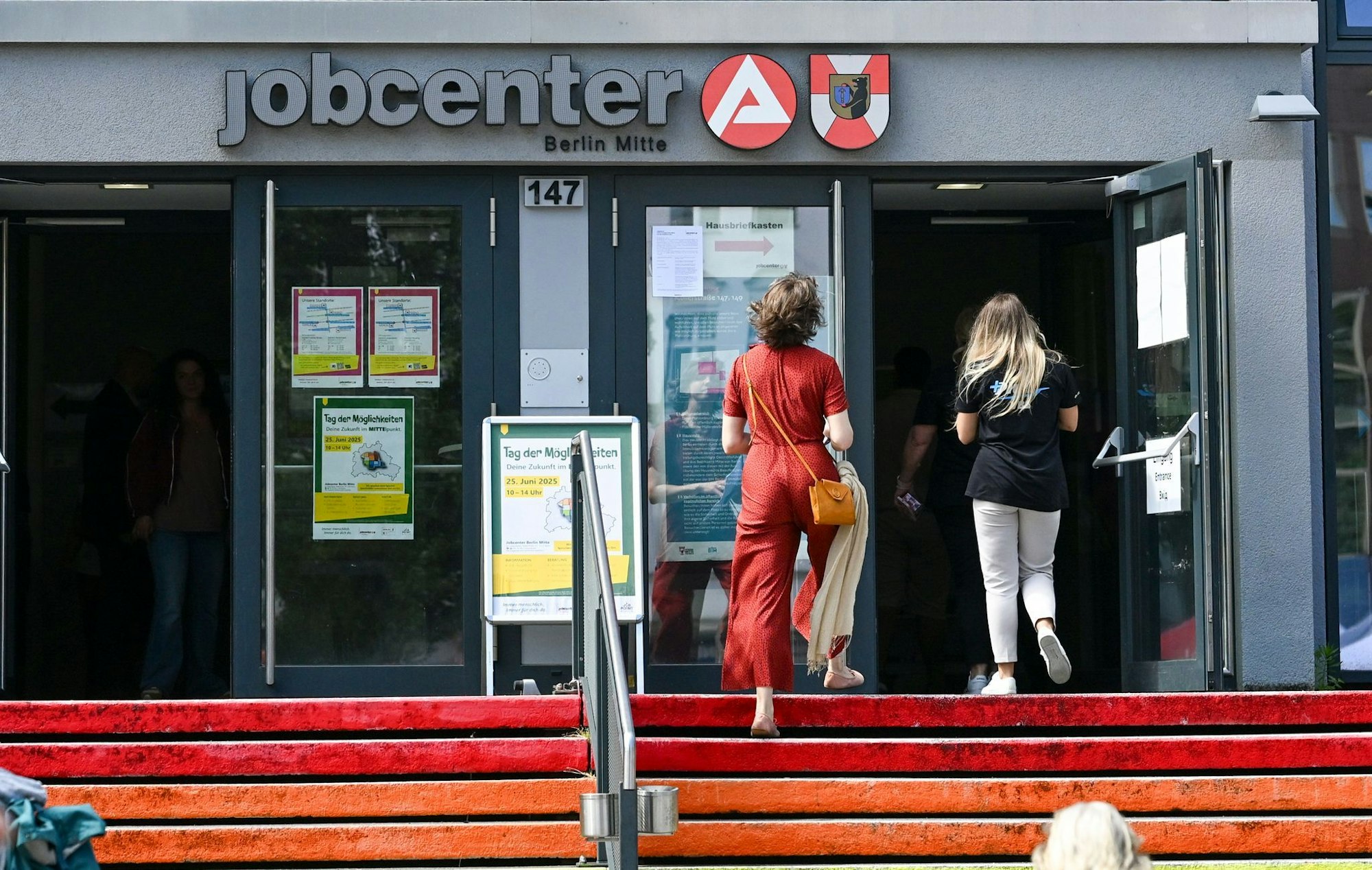 Jobcenter haben auch die Aufgabe, Bürgergeldempfänger wieder auf den Arbeitsmarkt zu bringen. (Archivbild)