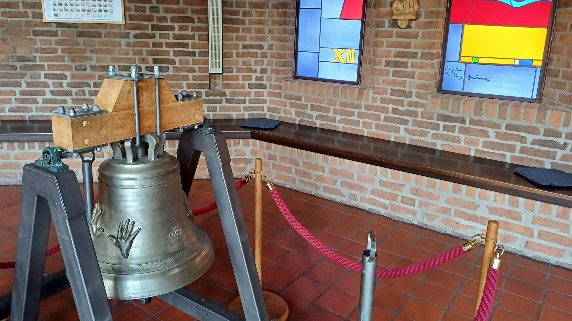 Auf der Friedensglocke sind Handabdrücke von fünf Kindern aus verschiedenen Kontinenten zu sehen.