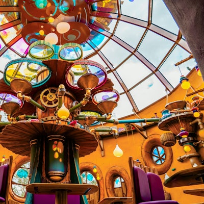 Das Bild zeigt ein fantasievolles und bunten Bild einer Kuppel.