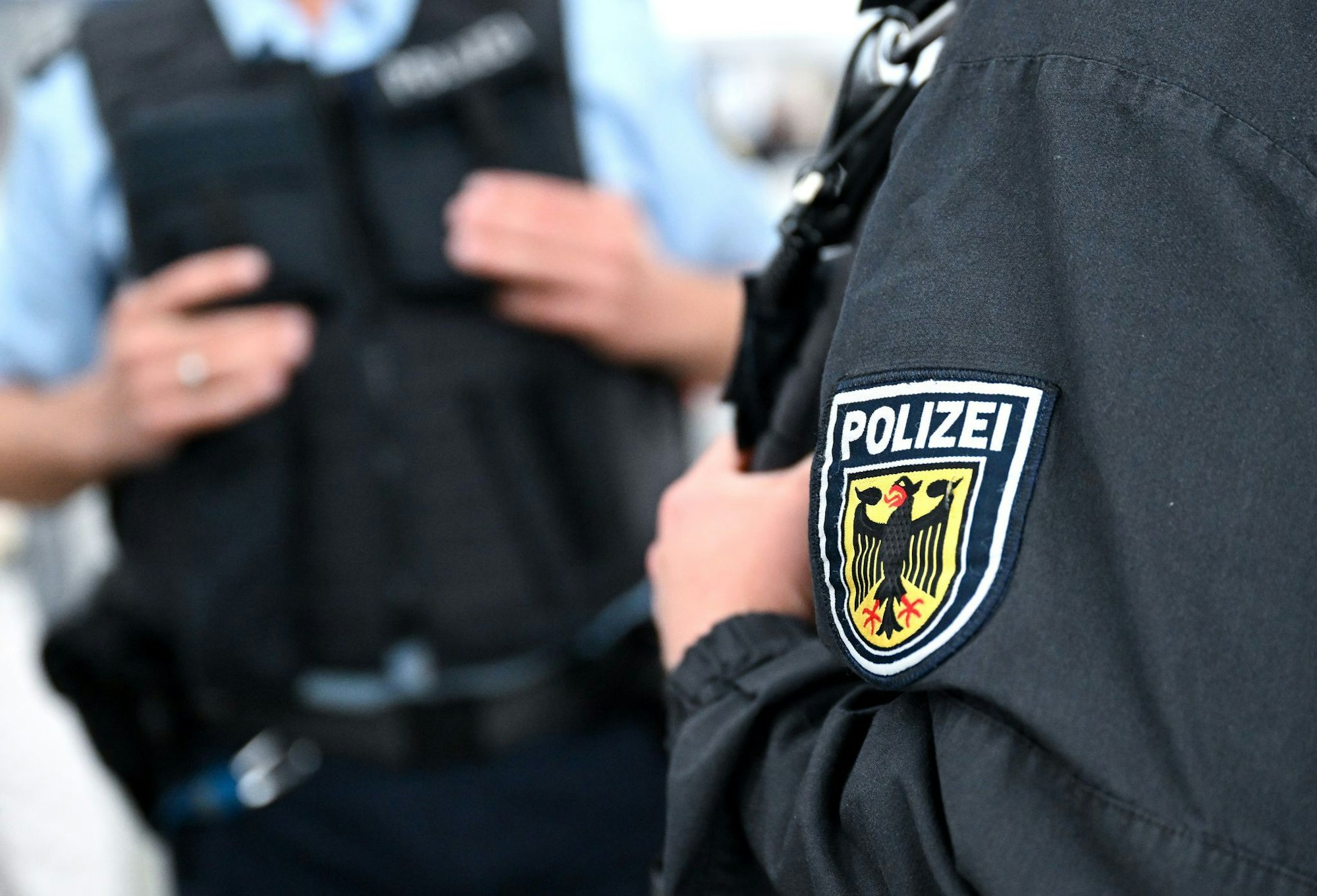 Ein Zugbegleiter wollte ein Mädchen in Bielefeld an die Bundespolizei übergeben - da zückte sie ein Messer. (Archivbild)