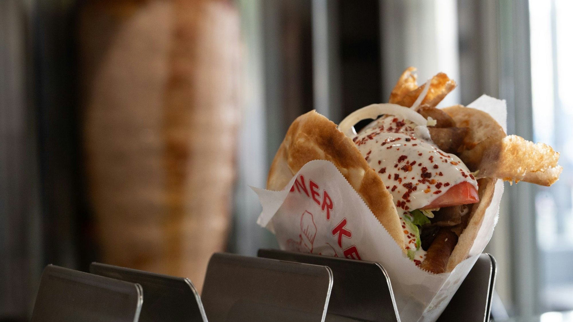 Ein Klassiker der deutschen Imbisskultur: Der Döner gehört für viele zum Alltag – doch in dem schnellen Snack steckt harte Arbeit. (Archivbild)