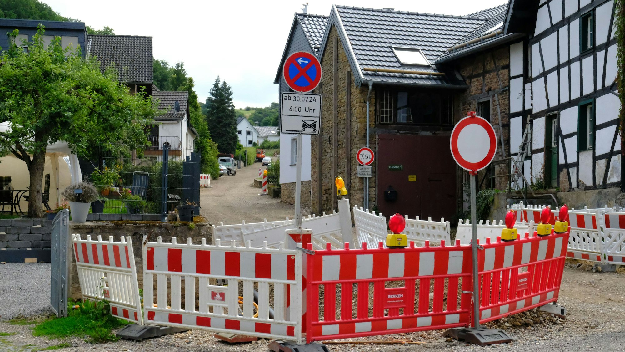 Bauarbeiten zur Erneuerung der K58 in Eiserfey: Ein Verkehrsschild sperrt den Baustellenbereich an der Überfahrt des Hauserbachs in Eiserfey.