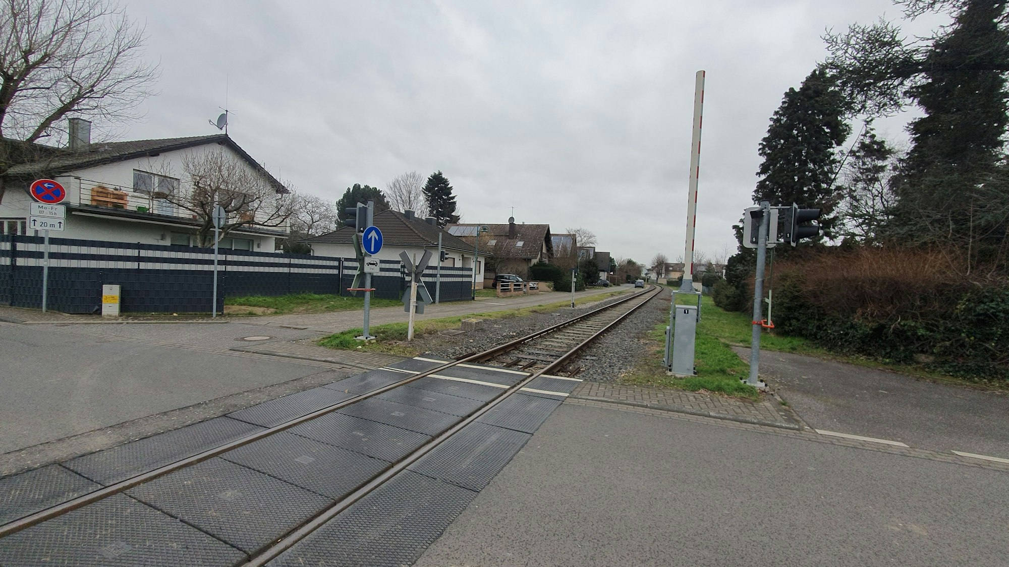 Die geplante Stadtbahnlinie17 soll in Niederkassel auf der Trasse der RSVG-Güterbahn auch durch Wohngebiete führen.