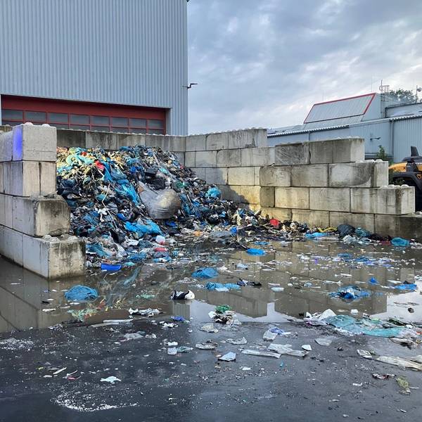 Brand in einem Restmüllbunker der RSAG in Troisdorf.