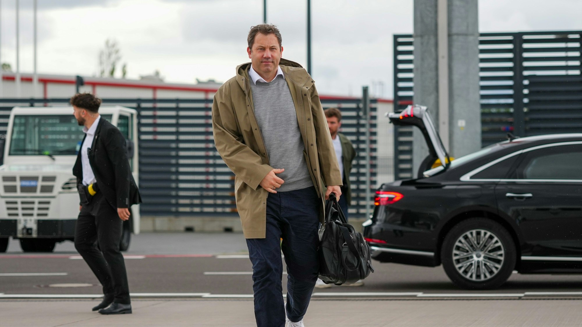 dpatopbilder - 03.08.2025, Brandenburg, Schönefeld: Lars Klingbeil (SPD), Bundesminister der Finanzen, kommt zum Abflug nach Washington D.C. auf dem militärischen Teil des Flughafens Berlin-Brandenburg (BER) an. Foto: Soeren Stache/dpa +++ dpa-Bildfunk +++