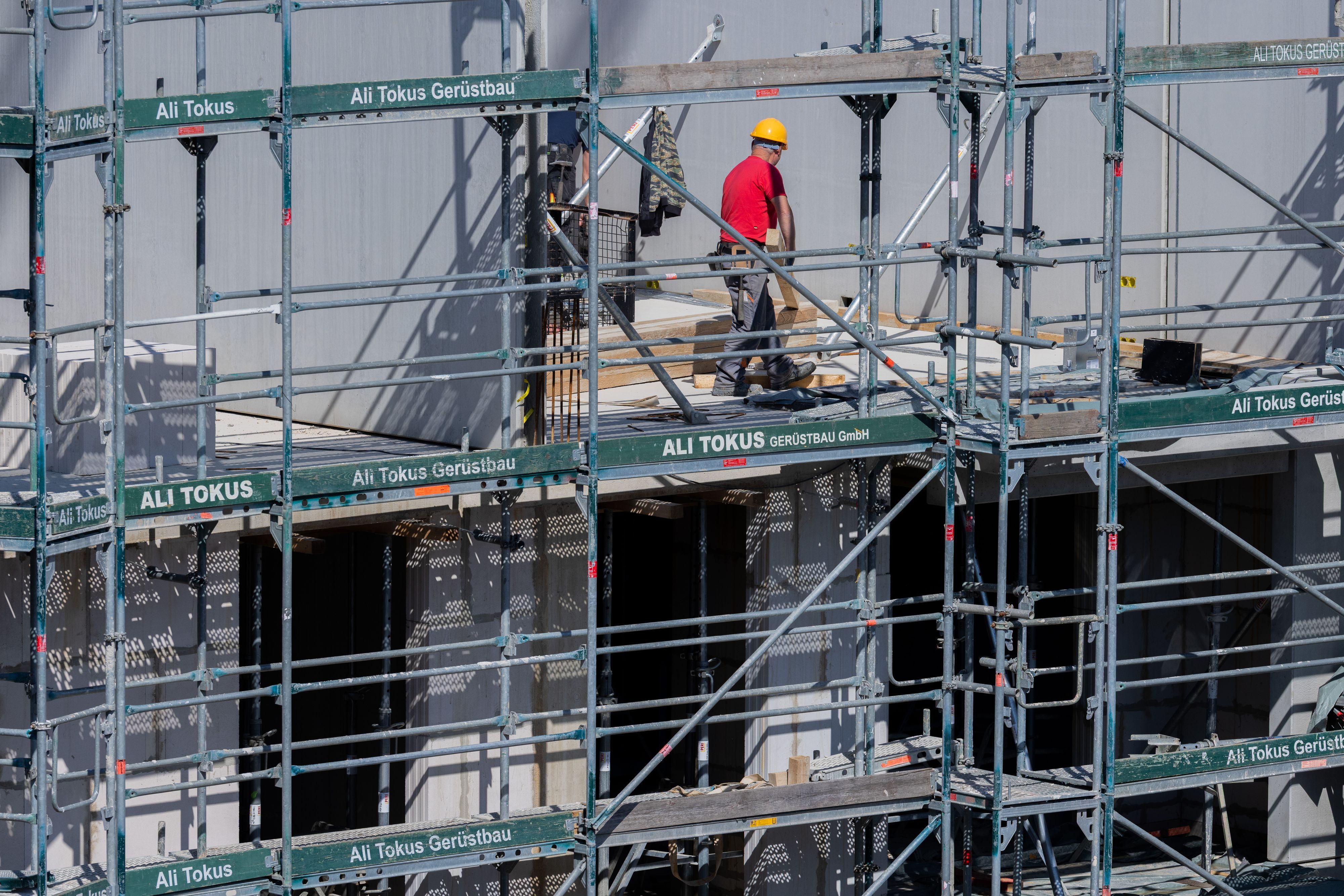 Köln: Bauarbeiter arbeiten an einem Rohbau für Eigentumswohnungen im Stadtteil Ehrenfeld.