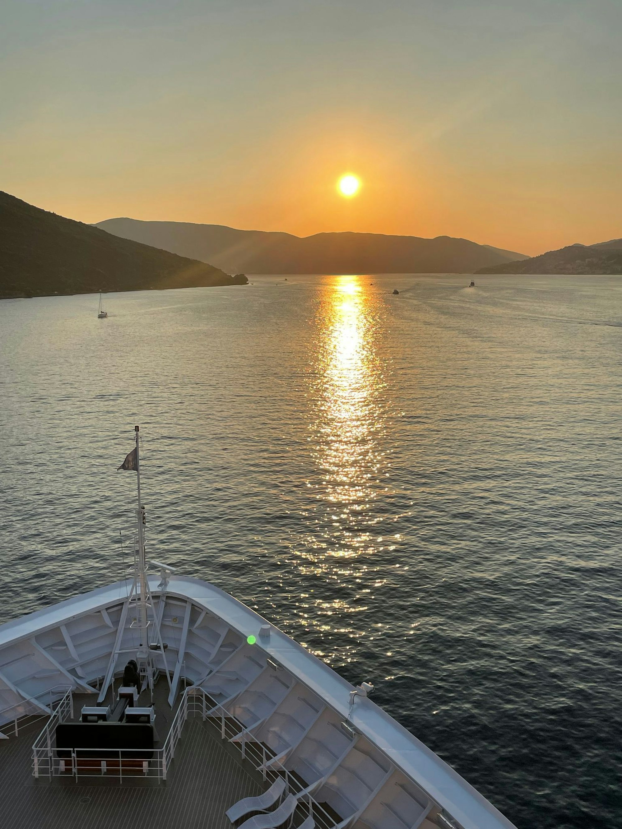 Hinein in den Sonnenuntergang: laue Sommernächte im Fahrtwind auf dem Deck über der Brücke.