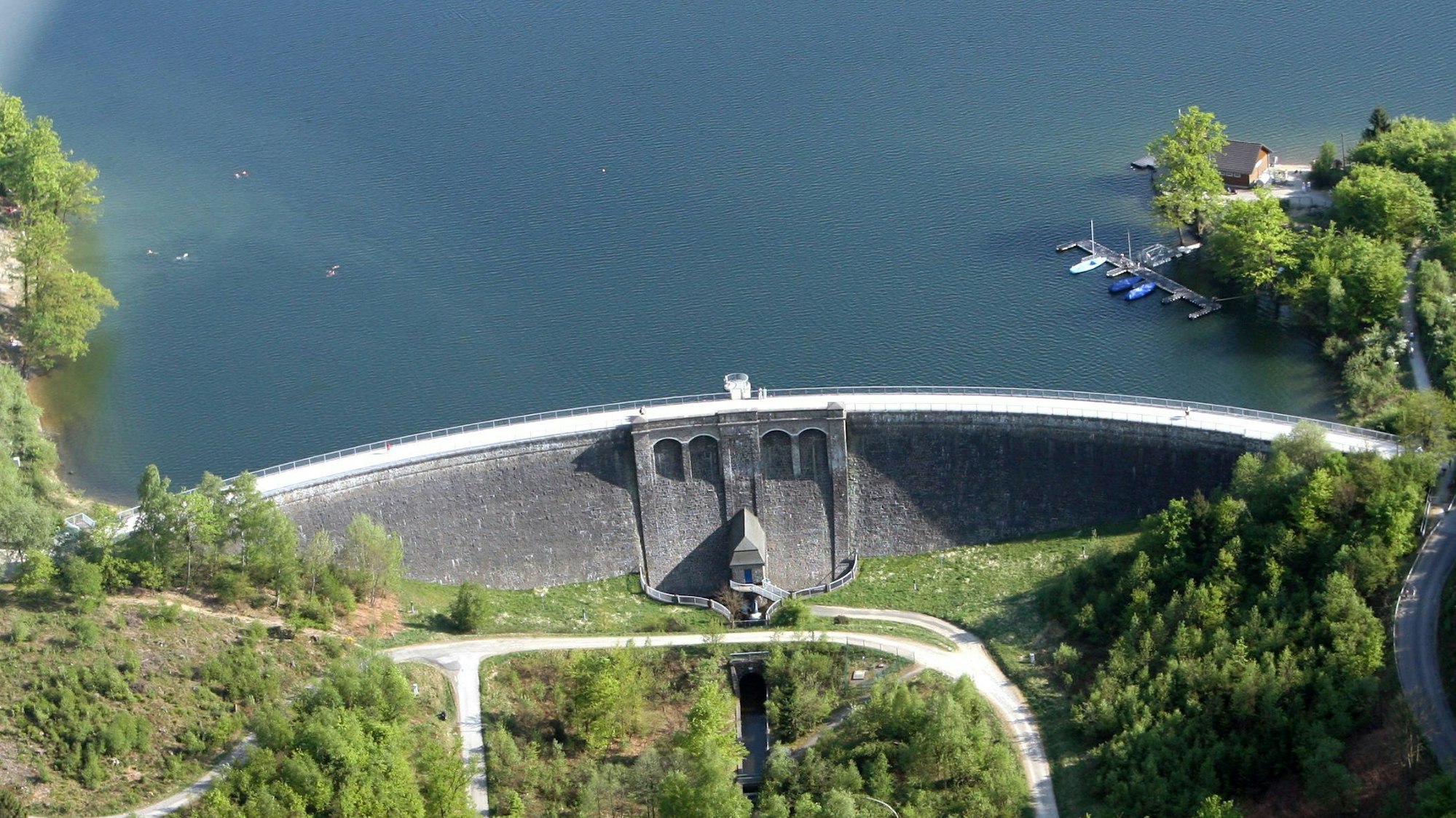 Die Sperrmauer auf einem Luftbild.