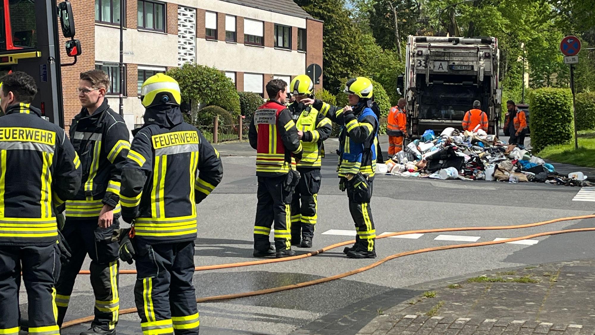 Immer wieder kommt es auch zu Bränden in Müllfahrzeugen. Der Abfall muss dann ausgekippt und von der Feuerwehr gelöscht werden. (Archivfoto)