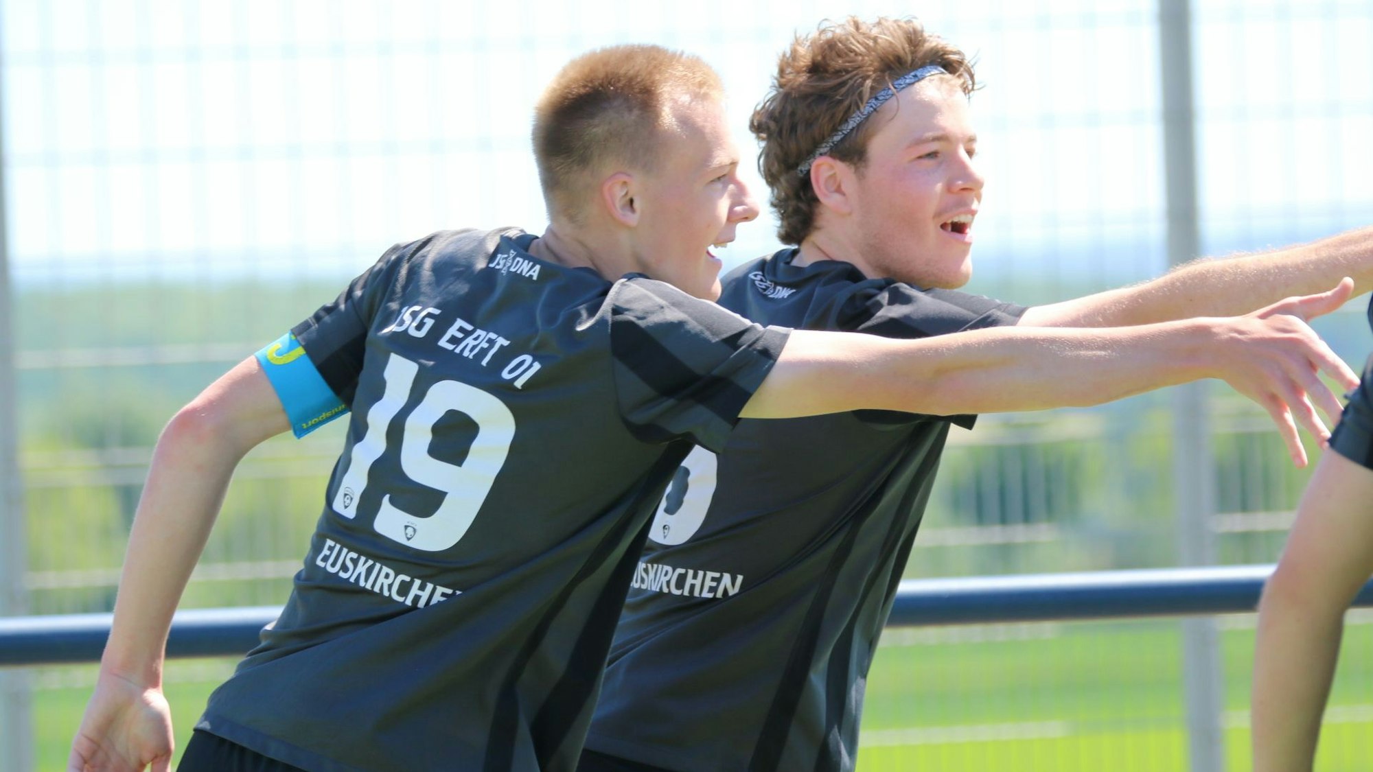 Luke Bungart und Mitspieler Julian Riße imitieren beim Torjubel einen Dartpfeilwurf.